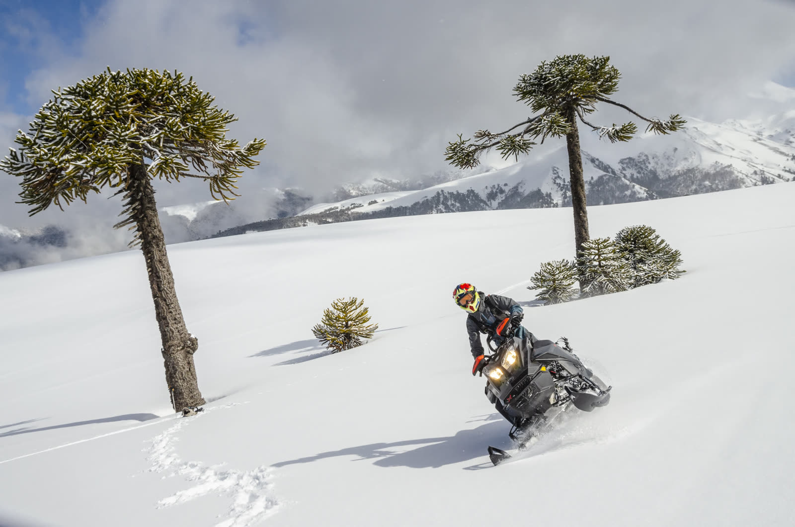 Andrés Salvo, fundador y guía de Braap Ski Chile, en el Volcán Villarrica