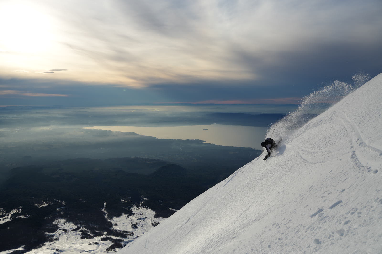 Ruta mirador del Volcán Villarrica con vista al lago