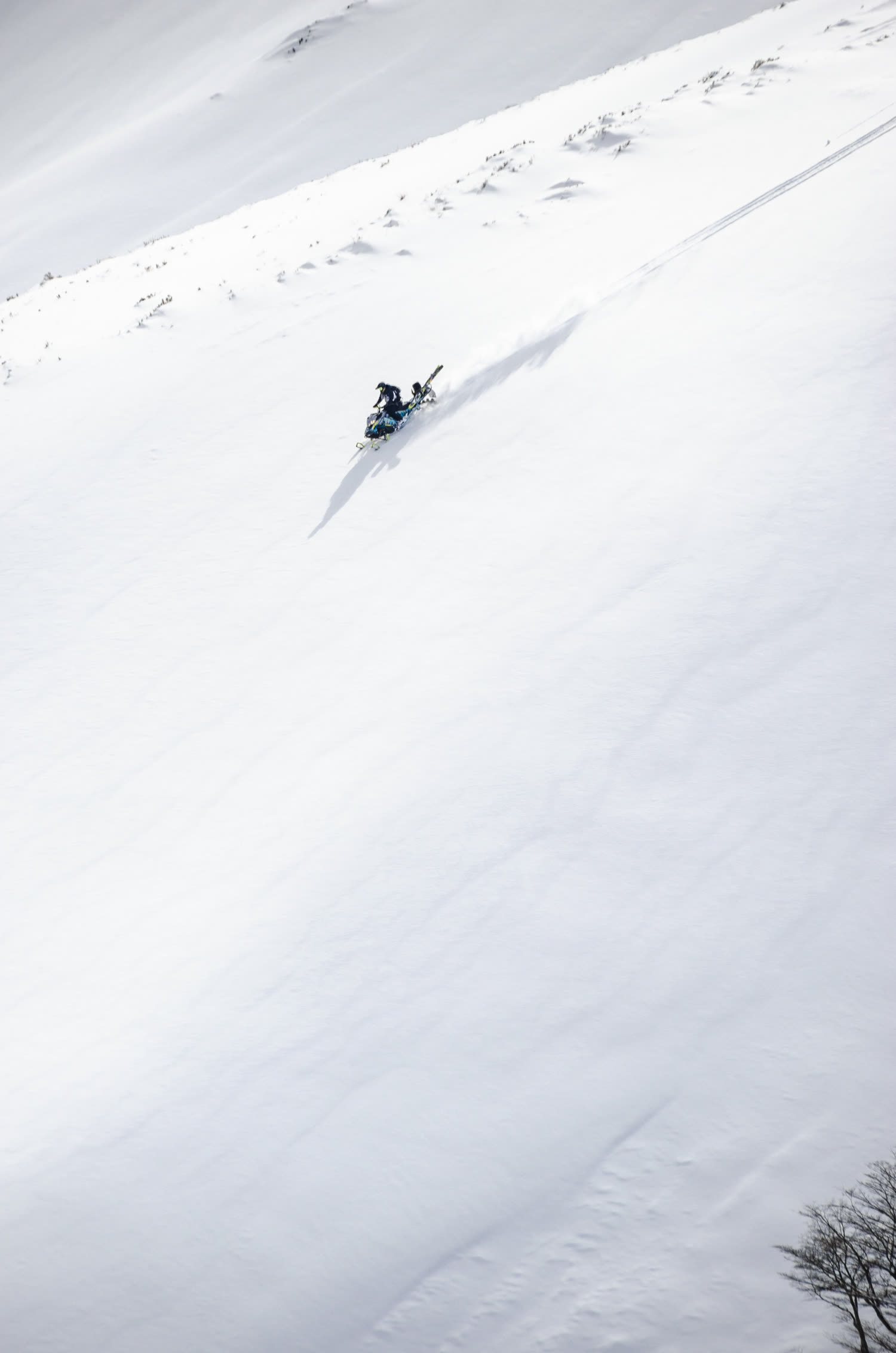 Moto de nieve subiendo una ladera nevada del volcán