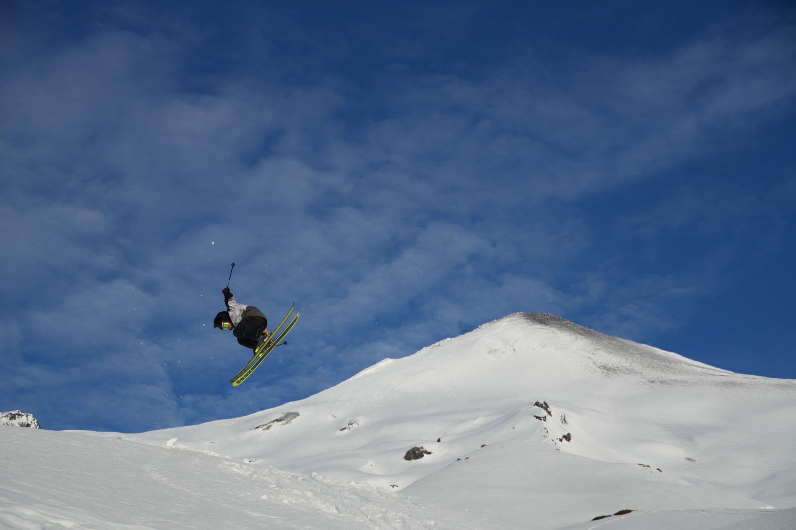 Salto de ski frente al cono del Volcán Villarrica